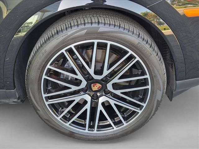 Used 2025 Porsche Cayenne AWD/4WD image 25