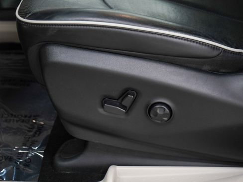 Used 2023 Chrysler Pacifica Limited FWD image 23