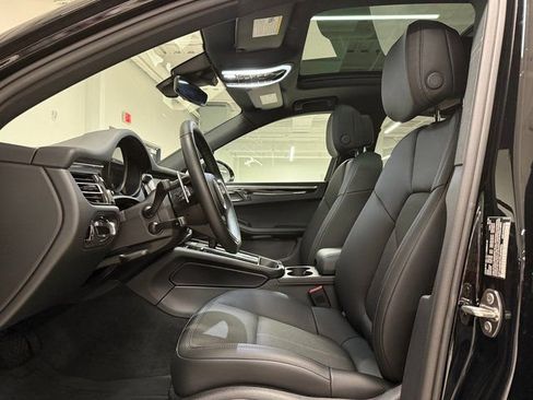 Certified 2023 Porsche Macan image 5