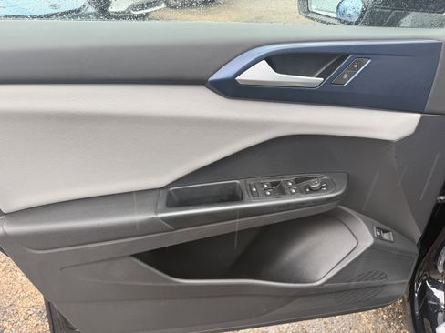 Used 2022 Volkswagen Taos SE image 9