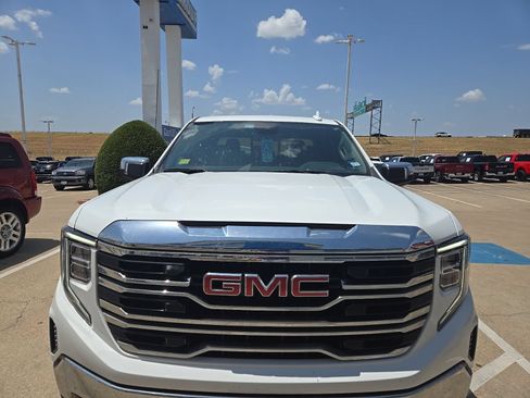 Used 2022 GMC Sierra 1500 SLT w/ SLT Convenience Package AWD/4WD image 2