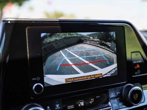 Certified 2024 Toyota Highlander LE FWD image 23