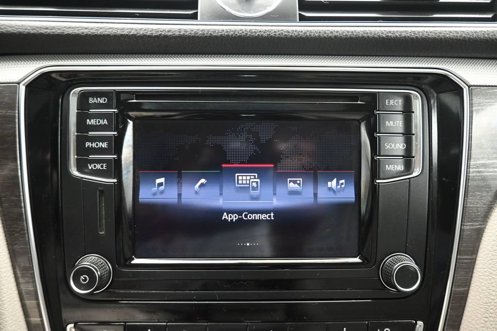 Used 2017 Volkswagen Passat 1.8T SE FWD image 18