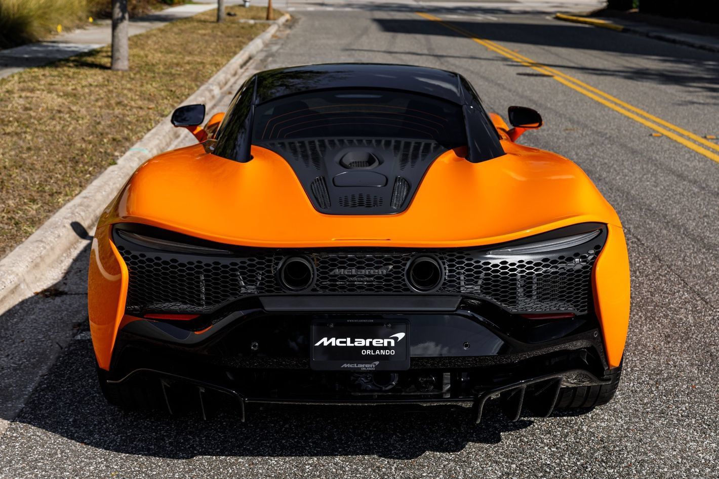 Used 2025 McLaren Artura RWD image 3