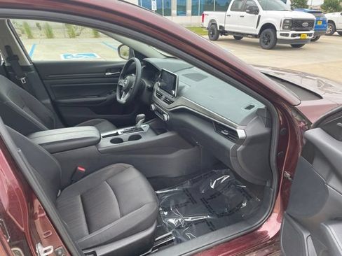 Used 2025 Nissan Altima 2.5 SV FWD image 14