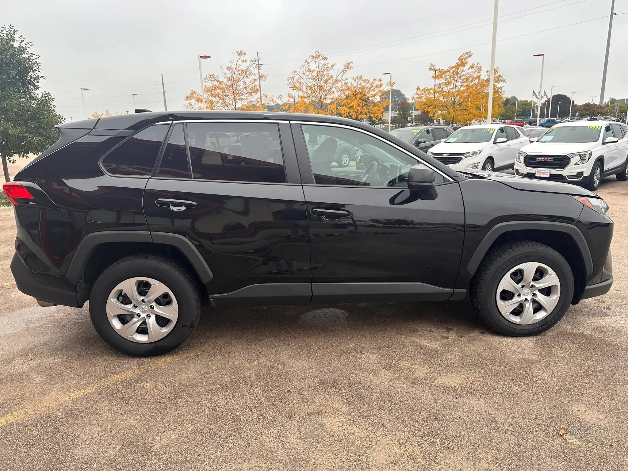 Used 2024 Toyota RAV4 LE AWD/4WD image 4