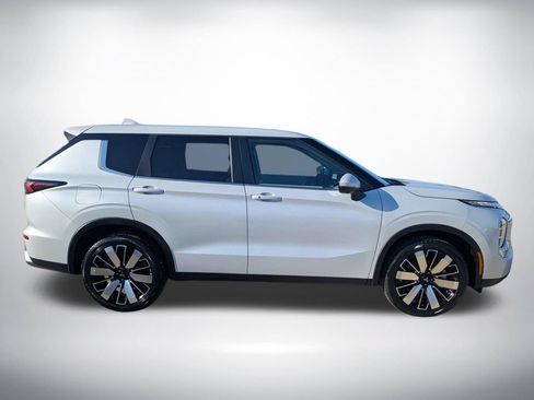 Used 2025 Mitsubishi Outlander SE FWD image 2
