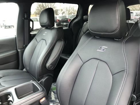 New 2026 Chrysler Pacifica Select image 23