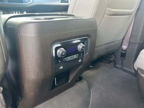 Used 2022 GMC Yukon SLT w/ SLT Luxury Package image 15