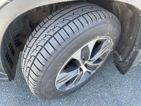 Used 2023 Toyota Highlander XLE AWD/4WD image 10