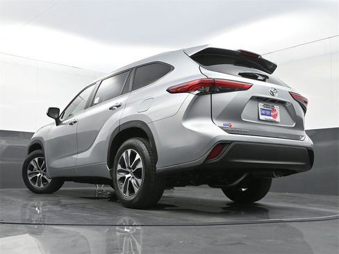 Used 2023 Toyota Highlander XLE image 29