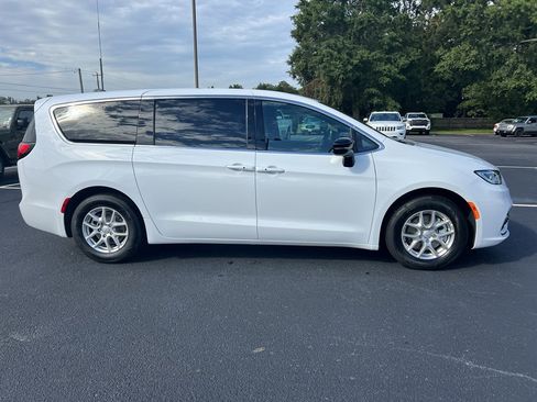 New 2026 Chrysler Pacifica Select image 2