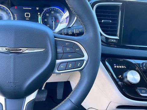 Used 2024 Chrysler Pacifica Touring-L image 23