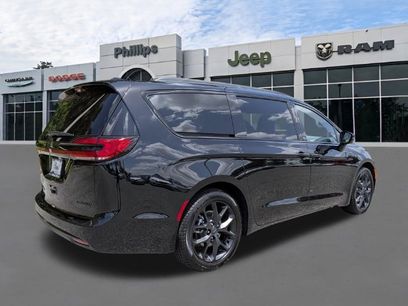 New 2027 Chrysler Pacifica Limited w/ Family Tech Group