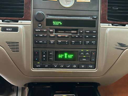 Used 2004 Lincoln Town Car Ultimate image 17