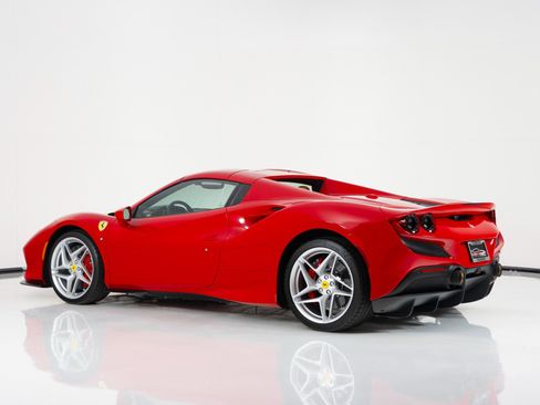 Used 2021 Ferrari F8 Tributo image 6