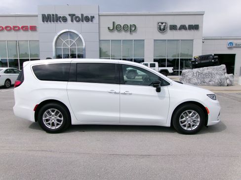 New 2026 Chrysler Pacifica Select image 5