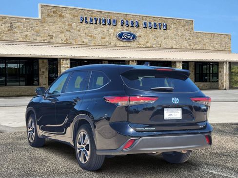 Used 2023 Toyota Highlander XLE image 4