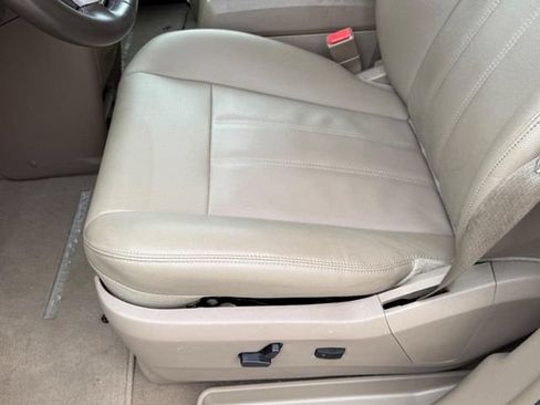 Used 2014 Chrysler Town & Country Touring FWD image 20