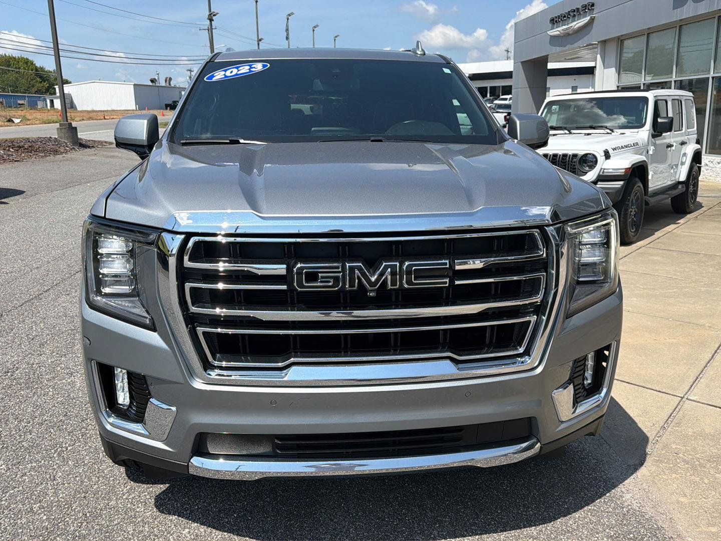 Used 2023 GMC Yukon XL SLT w/ SLT Premium Package AWD/4WD image 2