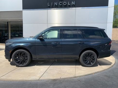New 2026 Lincoln Navigator Reserve w/ Jet Appearance Package AWD/4WD image 8