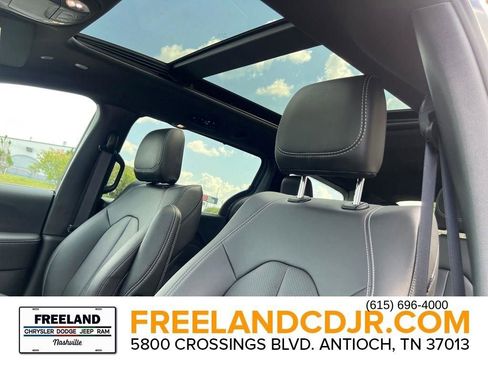 New 2025 Chrysler Pacifica Select image 24