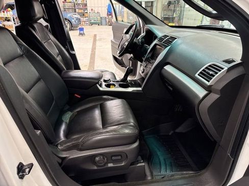 Used 2014 Ford Explorer XLT w/ Equipment Group 202A AWD/4WD image 15