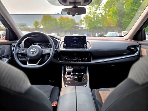 Used 2023 Nissan Rogue SV FWD image 10