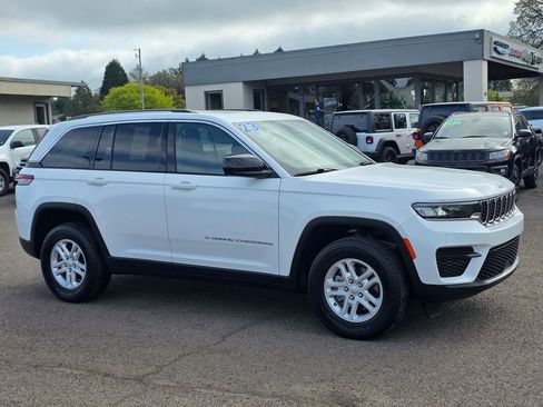 Used 2023 Jeep Grand Cherokee Laredo w/ Luxury Tech Group I image 3