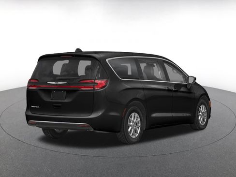 Used 2024 Chrysler Pacifica Touring-L FWD image 2