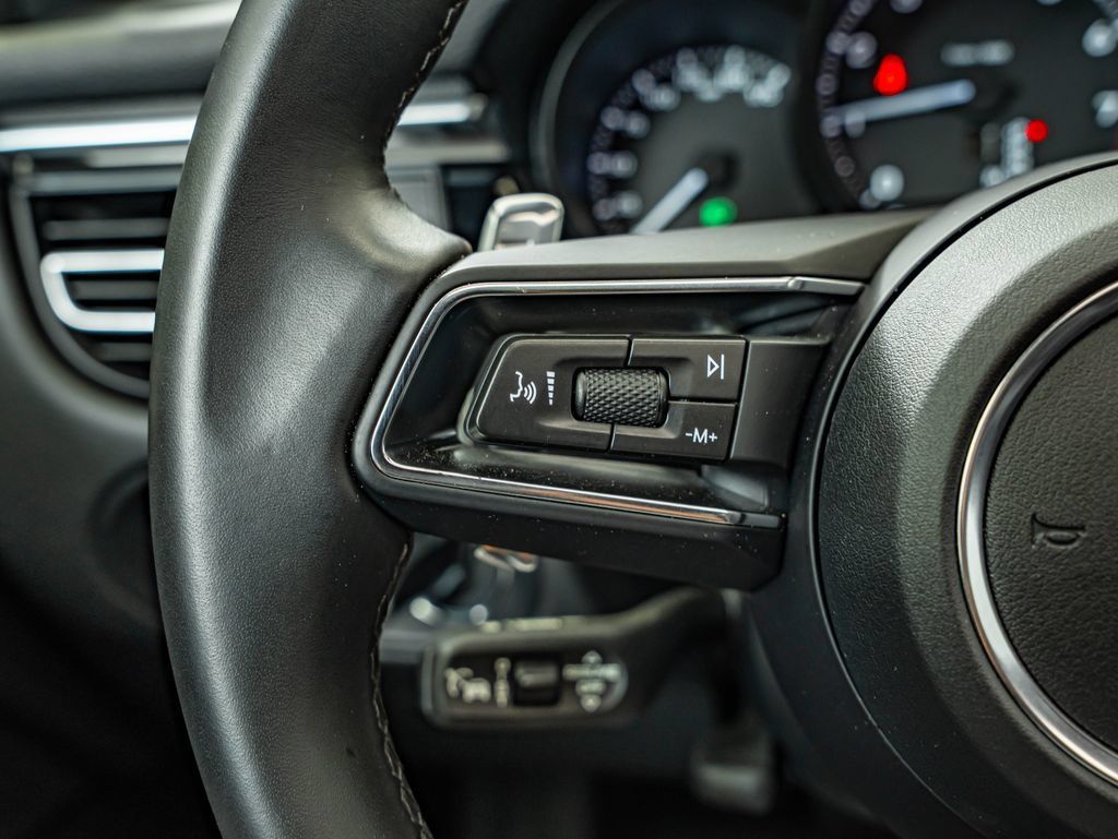 Certified 2026 Porsche Macan AWD/4WD image 28