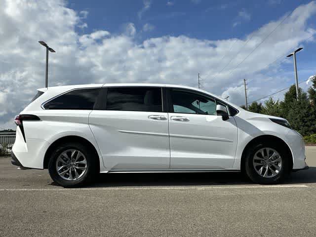 Used 2025 Toyota Sienna LE AWD/4WD image 3