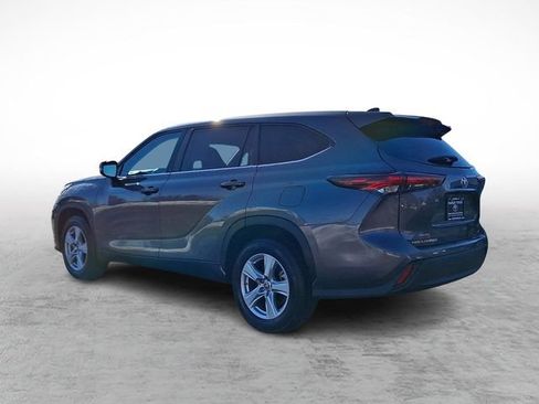 Used 2024 Toyota Highlander LE FWD image 4