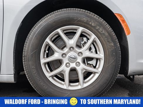 Used 2024 Chrysler Pacifica Touring-L image 18