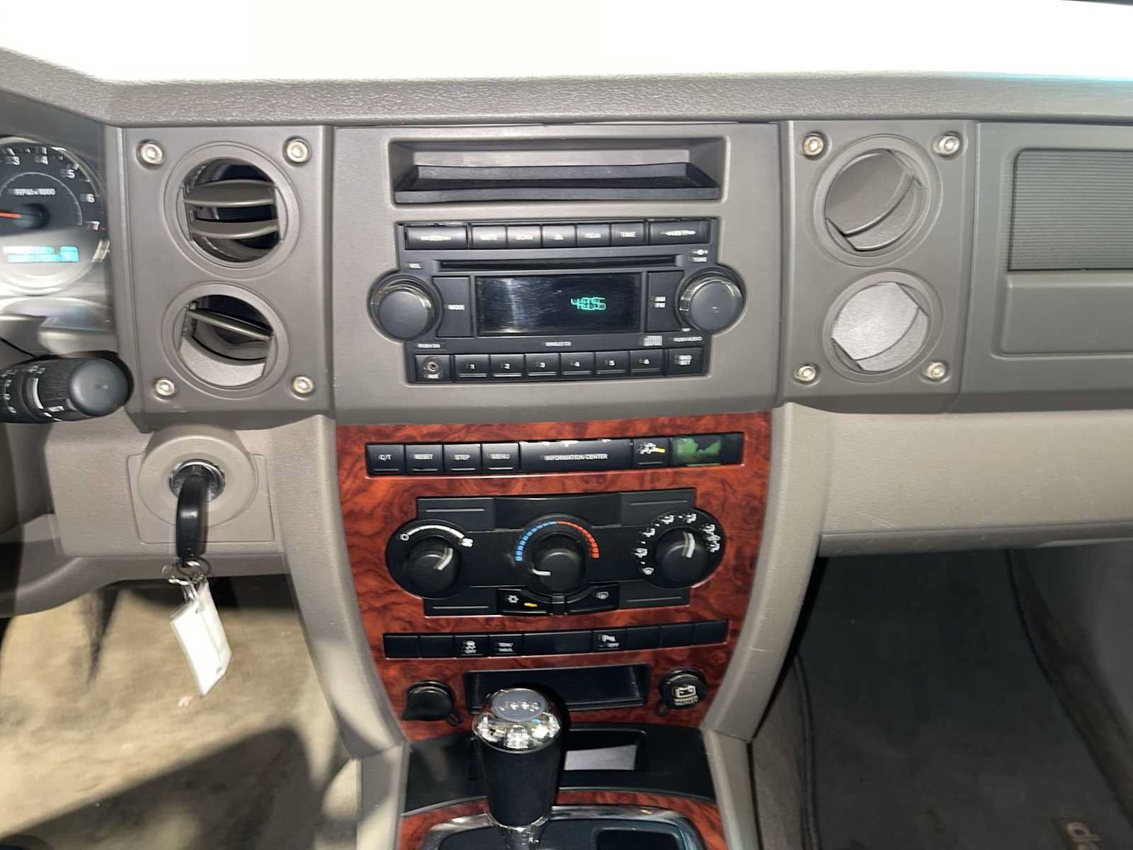 Used 2006 Jeep Commander 4WD image 16
