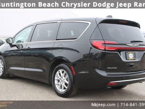Used 2023 Chrysler Pacifica Touring-L image 4
