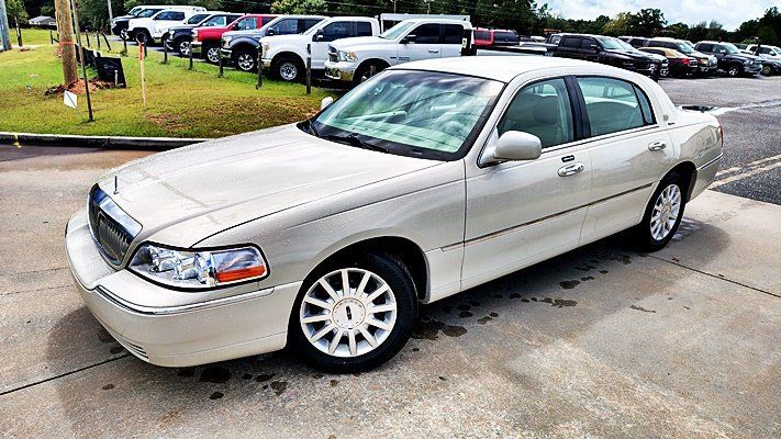 Used 2006 Lincoln Town Car Signature RWD image 3