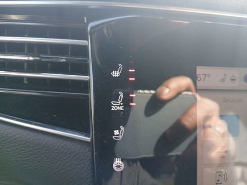 Used 2023 Jeep Wagoneer Series III w/ Premium Group I image 30