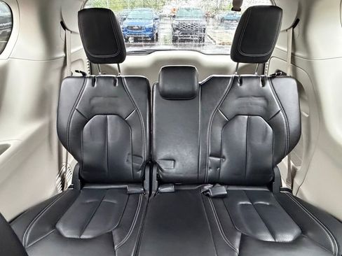 Used 2023 Chrysler Pacifica Touring-L FWD image 19