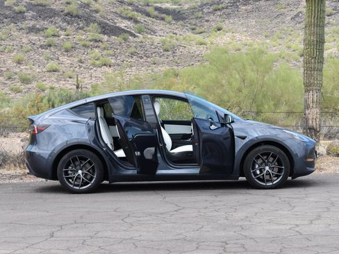 Used 2023 Tesla Model Y 2WD image 9