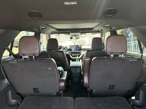 Used 2025 Ford Explorer Platinum RWD image 8