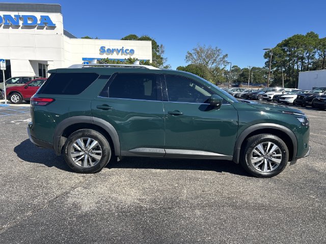 Used 2025 Nissan Pathfinder SL FWD image 3