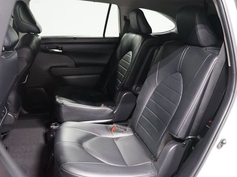 Certified 2024 Toyota Highlander XLE image 29