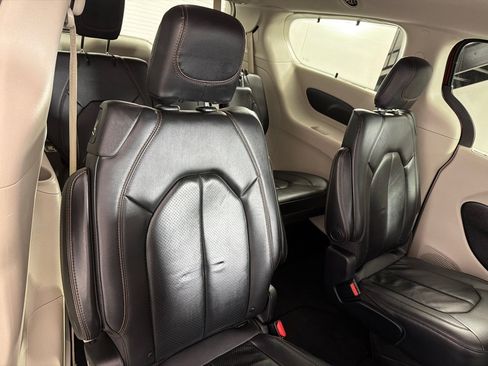 Used 2019 Chrysler Pacifica Touring-L FWD image 22