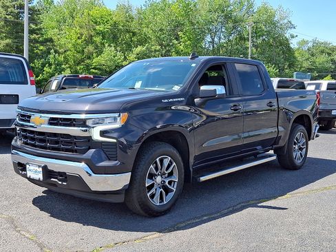 Used 2024 Chevrolet Silverado 1500 LT AWD/4WD image 3