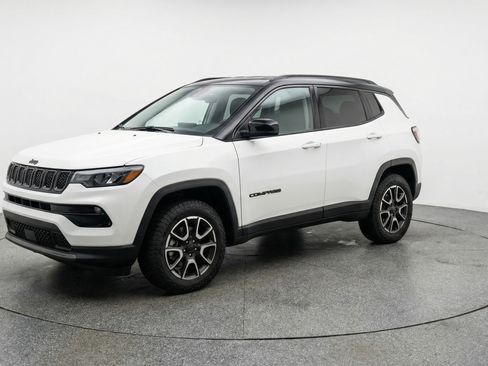 Used 2025 Jeep Compass Trailhawk image 3