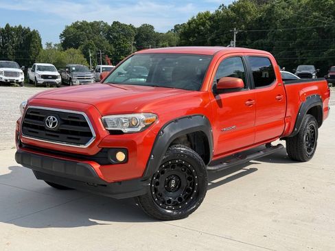 Used 2017 Toyota Tacoma SR5 w/ Tow Package RWD image 3