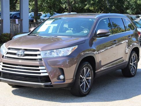 Used 2017 Toyota Highlander XLE FWD image 3
