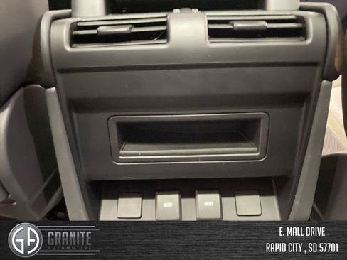 Used 2024 Land Rover Defender 110 X-Dynamic SE image 32