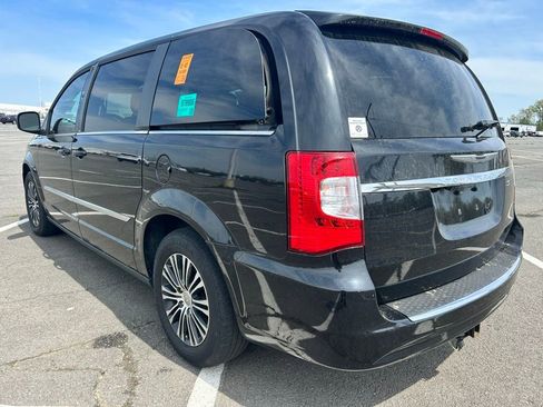 Used 2013 Chrysler Town & Country S image 3